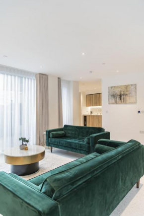 Luxury Spacious Flat with Communal Gardens and Parking